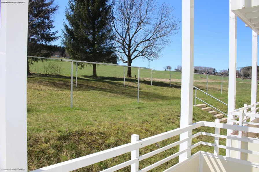 Balkon - Wohnung mieten in Grünhain-Beierfeld / OT Grünhain - Den Blick ins Grüne vom Balkon aus genießen! Auf Wunsch mit EBK!