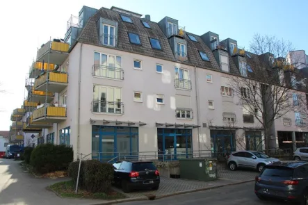 Gebäudeansicht - Wohnung kaufen in Leipzig - Leipzig Lindenau: Schöne Dreiraumwohnung mit Westbalkon u. TG-Stellplatz