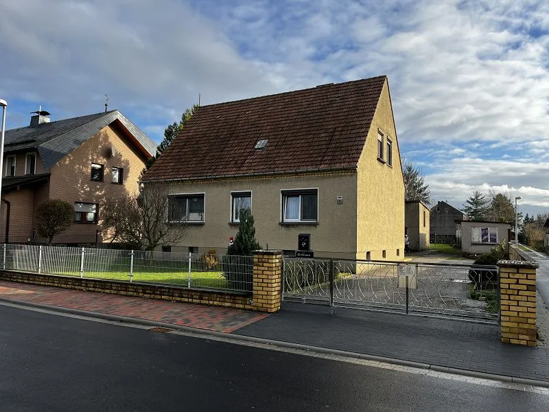 Wohnhaus - Haus kaufen in Falkenhain - Freistehendes EFH; 5 Zi.; ca. 129 m² Wfl.; Keller; Garage; ca.1.124 m² Grdstk.; ruhige Siedlungslage