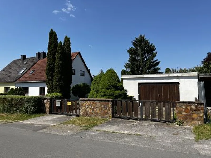 Straßenansicht - Haus kaufen in Leipzig - Leipzig-Mockau: DHH in gefragter Siedlungslage mit ca. 1.035 m² Grdstk. !!!