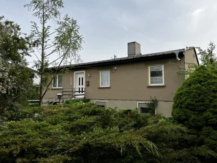 Hausansicht - Haus kaufen in Frohburg - EFH als Bungalow in Nenkersdorf am Harthsee, Keller, ca. 1.484m² Grdst., ca. 100m² Wfl., 4 Zi.