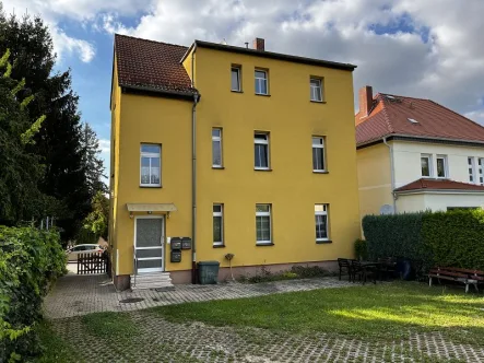 Gebäudeansicht - Haus kaufen in Lucka - Achtung Schnäppchen; kleines, mod. MFH in Lucka mit Garagen