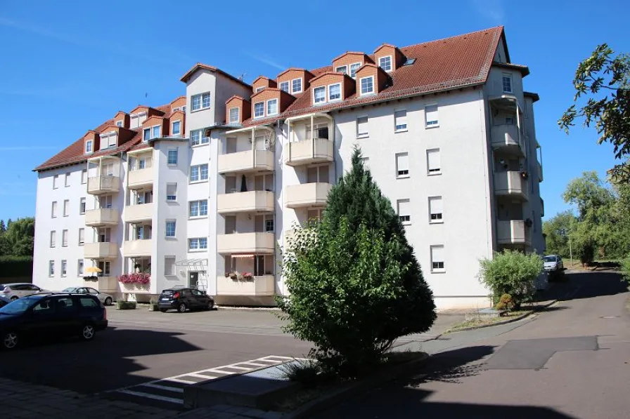Gebäudeansicht - Wohnung kaufen in Meuselwitz - Vermietete Eigentumswohnung, 2-Zi., 2 TG Stellplätze zum kleinen Preis!!!