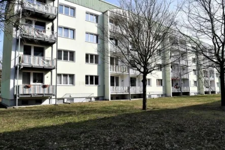 Gebäude - Wohnung kaufen in Roßlau - Schnäppchenjäger aufgepasst!!! Dreiraumwhg. mit Balkon, Tageslichtbad und Stp. in beliebter Wohnlage