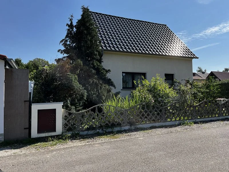 Wohnhaus - Haus kaufen in Pegau - Pegau OT Wiederau: Freistehendes EFH in Siedlungslage, ca. 105m² Wfl., ca. 445m² Grdstk., Garage!