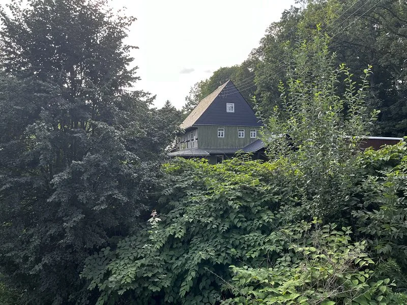 Blick auf das Anwesen - Haus kaufen in Kriebstein - Kriebstein: Freistehendes EFH / 4 Zi. / ca. 100 m² Wfl. / ca. 1.836 m² Grundstück / kl. Scheune