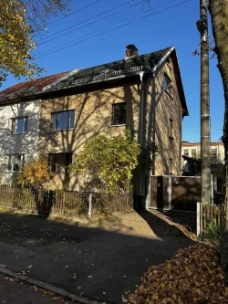 Blick auf die Doppelhaushälfte - Haus kaufen in Borsdorf - Borsdorf: DHH mit 141 m² Wfl. und 390 m² Grdstk.; in ruhiger und gewachsener Siedlungslage