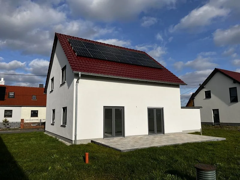 Blick auf das Einfamilienhaus - Haus kaufen in Grimma - Energieeffizientes Wohnen: Eigenen Strom erzeugen und Heizkosten sparen!!! Bezugsfertiges EFH!!!