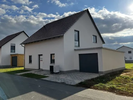 Blick auf das Einfamilienhaus - Haus kaufen in Grimma - Bezugsfertiges EFH: Energie sparen mit PV-Anlage & Wärmepumpe für nachhaltiges Wohnen & 128 m² Wfl.