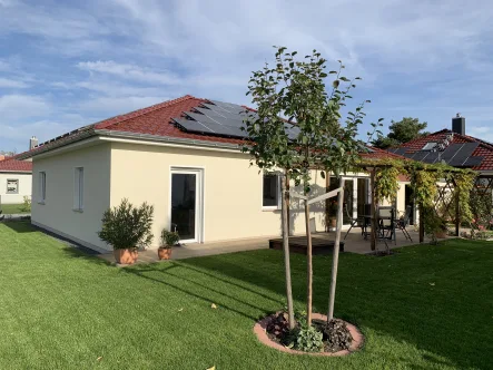 Bebauungsbeispiel - Haus kaufen in Grimma - Moderner Bungalow (122 m² Wfl.), KfW 40, PV-Anlage & Wärmepumpe – Strom erzeugen & Heizkosten sparen!