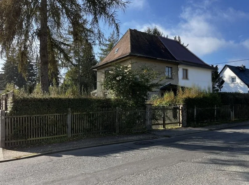 Hausansicht - Haus kaufen in Leipzig - Leipzig-Mölkau: DHH als Stadtvilla mit ca. 1.462 m² großem Grundstück, Garage, Werkstatt