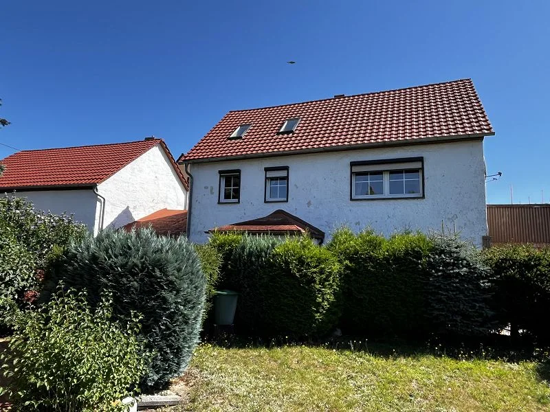 Wohnhaus mit Scheune - Haus kaufen in Bad Lausick - Ebersbach: Schönes Wohnhaus mit 620 m² Grdstk., ca. 124 Wfl. und Scheune zum kleinen Preis!