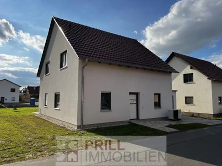 Blick auf das Einfamilienhaus - Haus kaufen in Grimma - Bezugsfertiges EFH: Energie sparen mit PV-Anlage & Wärmepumpe für nachhaltiges Wohnen & 128 m² Wfl.