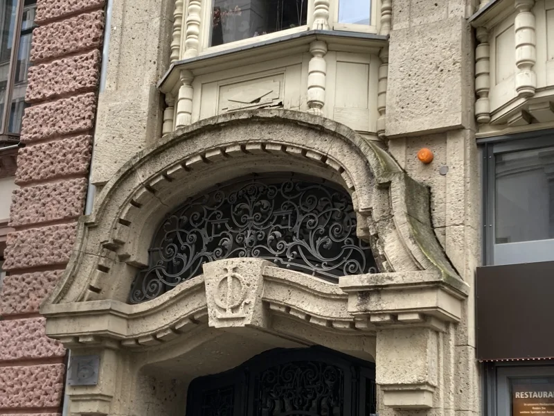 Hauseingang - Wohnung mieten in Leipzig - Top! Schicke 1,5Raumwohnung - Mitten im Zentrum von Leipzig