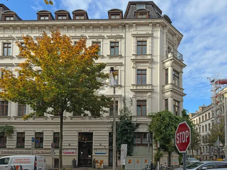 Außenansicht - Wohnung mieten in Leipzig - Stuck, Parkett, großzügiges Wohnzimmer mit Balkon! Weiße Originalflügeltüren! 3Raumwohnung!