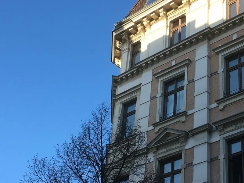 Hausansicht - Wohnung mieten in Leipzig - Top Zweiraumwohnung! Atrium!! Neu überarbeiter Parkettfußboden! Großzügige DG-Wohnung!