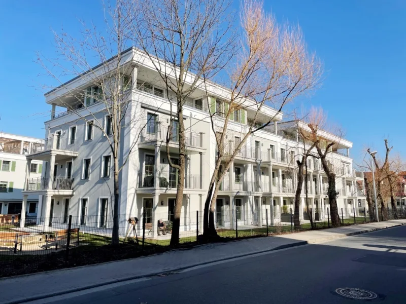Straßenansicht - Wohnung kaufen in Pirna - ALTERSGERECHT MIT TERRASSE