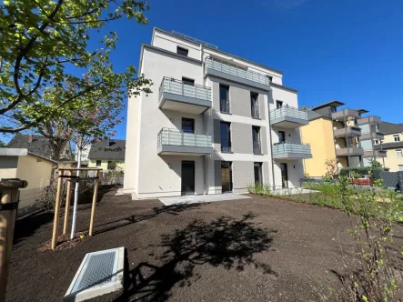 Rückansicht - Wohnung kaufen in Dresden - SCHICKE 4-RAUM WOHNUNG MIT TERRASSE + GARTEN