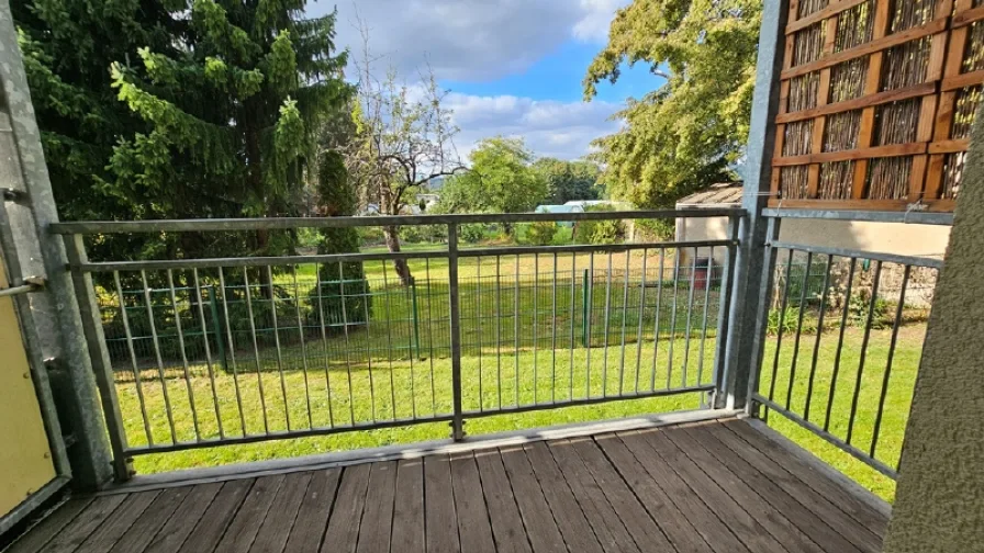 schöner Blick vom Balkon - Wohnung kaufen in Radebeul - SCHICKE ALTBAU-WOHNUNG MIT BALKON IN RADEBEUL