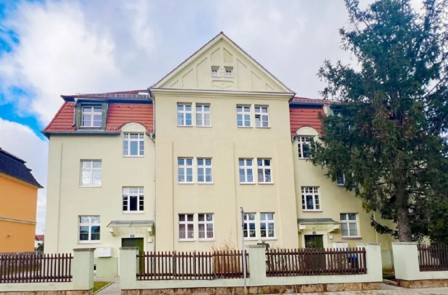 Objektansicht - Wohnung kaufen in Radebeul - SCHICKE ALTBAU-WOHNUNG MIT BALKON IN RADEBEUL