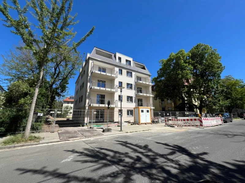 Hausansicht - Wohnung kaufen in Dresden - FAMILIENGERECHT MIT GROSSER TERRASSE