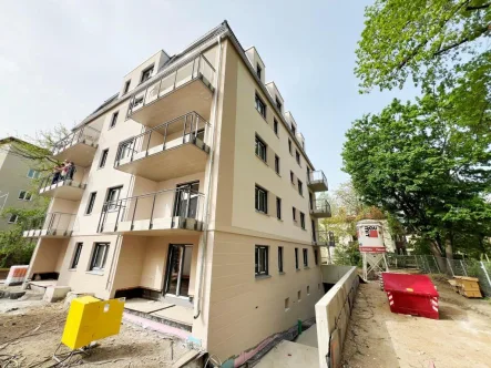 Hausansicht - Wohnung kaufen in Dresden - DER INNENAUSBAU LÄUFT - JETZT BESICHTIGUNG VEREINBAREN