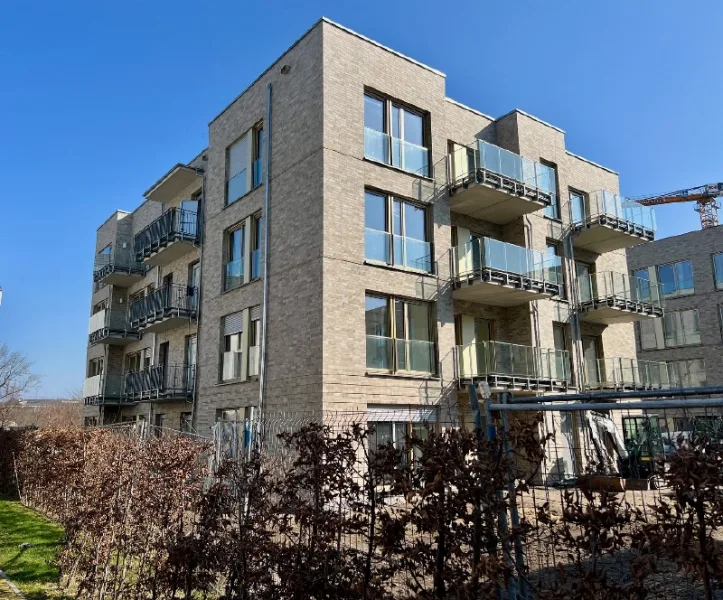 Hausansicht - Wohnung mieten in Dresden - HAFENCITY DRESDEN - 3-RAUM WOHNUNG MIT BALKON