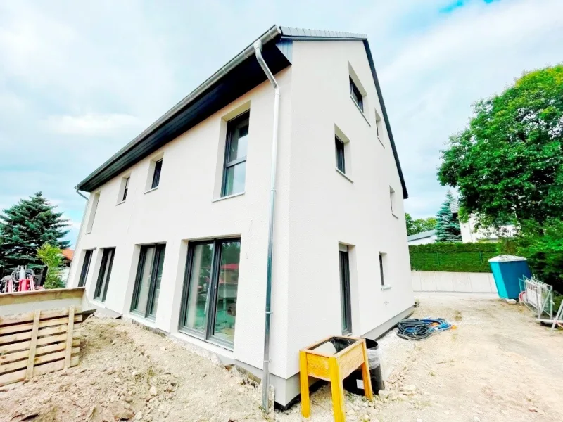 Rückansicht - Haus kaufen in Dresden - BEZUG IM SEPTEMBER 2024 - VIEL PLATZ FÜR DIE FAMILIE