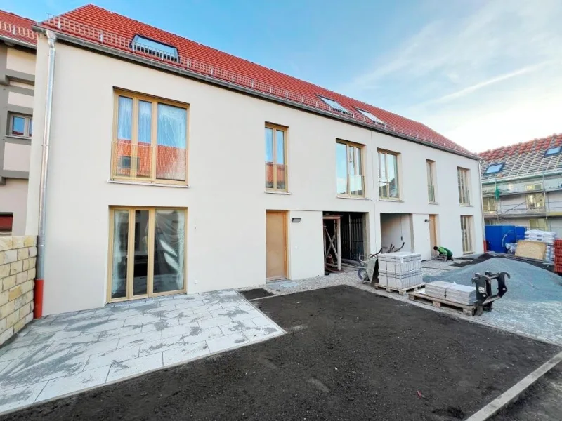 Hausansicht - Haus mieten in Dresden - BEZUG 02/2025 - FAMILIENGERECHT UND ENERGIEEFFIZIENT