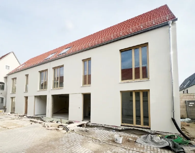 Hausansicht - im Bau - Haus mieten in Dresden - BEZUG 01/2025 - FAMILIENGERECHT UND ENERGIEEFFIZIENT