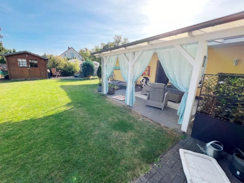 überdachte Terrasse - Haus kaufen in Rangsdorf - GEPFLEGTER BUNGALOW MIT GARAGE IN RANGSDORF