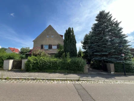 Straßenansicht - Haus kaufen in Dresden - TOLLE LAGE IN GEWACHSENEM UMFELD!