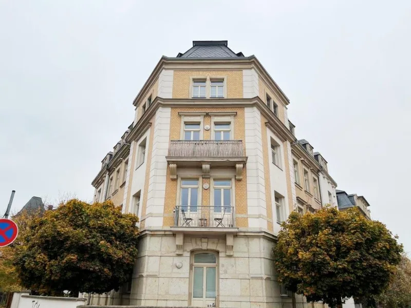 Straßenansicht - Wohnung kaufen in Dresden - SCHICKE ERDGESCHOSS-WOHNUNG MIT BALKON