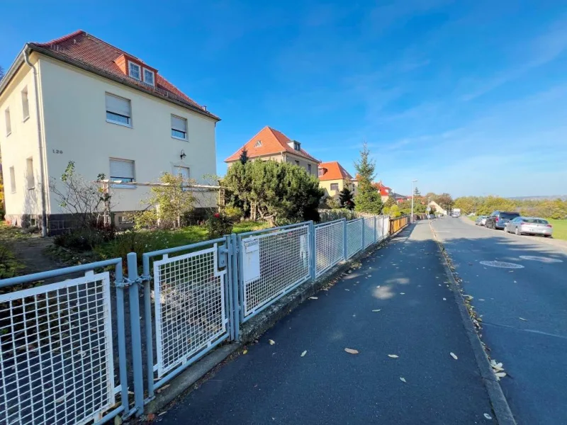 Blick in die ruhige Straße - Wohnung kaufen in Dresden - MIT GROSSEM GARTEN - BEZUGSFREI !