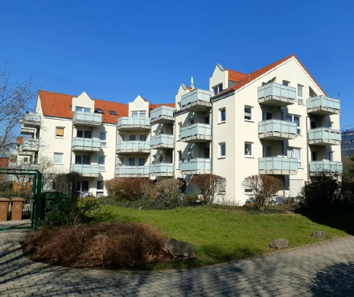 Objektansicht - Wohnung kaufen in Dresden - GEMÜTLICHE DG-WOHNUNG MIT 2 BALKONEN IN RUHIGER  LAGE