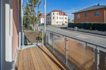 Balkon mit Zugang zum eigenen Garten