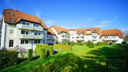 Außenansicht Garten - Wohnung kaufen in Leipzig - Neuwertige, möbilierte Wohnung mit Stellplatz und fast 5 % Rendite in Seehausen Nähe BMW-Werk