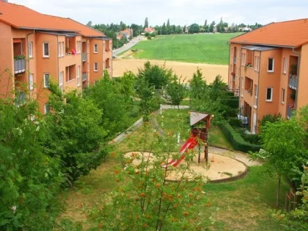 Außenansicht - Wohnung kaufen in Schkeuditz - Vermietete Kapitalanlage mit 4 % Rendite in grüner Wohnumgebung am Stadtrand von Schkeuditz!