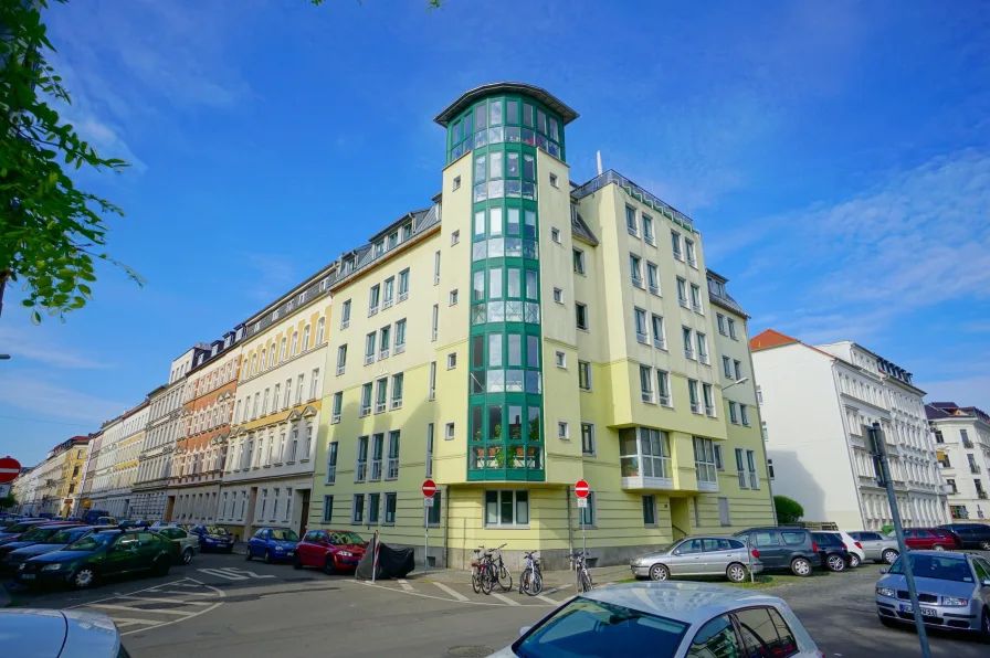 Außenansicht  - Wohnung kaufen in Leipzig - Bezugsfreie 2-Zimmer-Wohnung mit Westbalkon und Aufzug in Schleußig