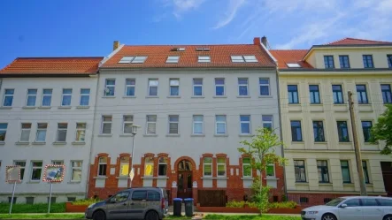 Straßenansicht - Haus kaufen in Leipzig - Voll vermietetes Mehrfamilienhaus mit acht Wohneinheiten in Leipzig Alt-West 