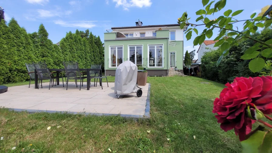 Garten mit Terrasse und Blick auf Hausrückseite - Haus kaufen in Salzatal - Familienfreundliches Traumhaus mit Terrasse und Garten !