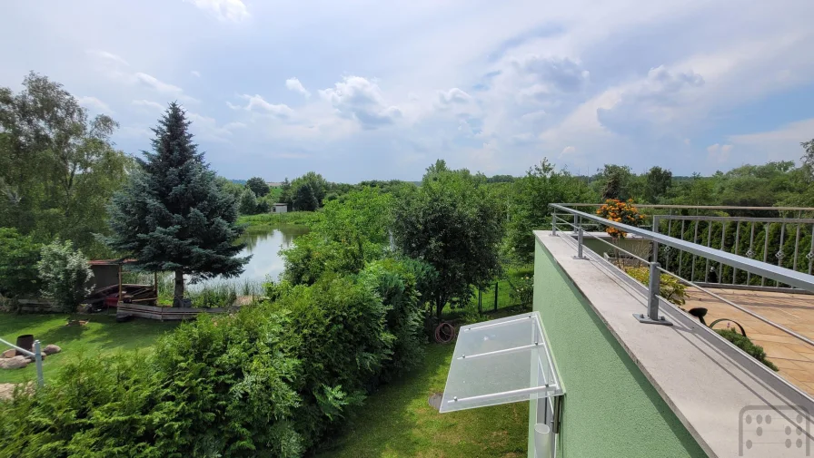 Blick aus dem Gästezimmer in den Garten und zum Feuerlöschteich