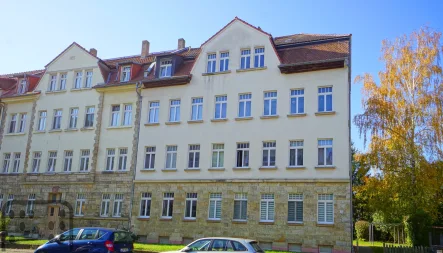 Straßenseitige Fassade 2024 - Haus kaufen in Leipzig - Sehr gepflegtes, voll vermietetes Mehrfamilienhaus in der Nähe des Cospudener Sees