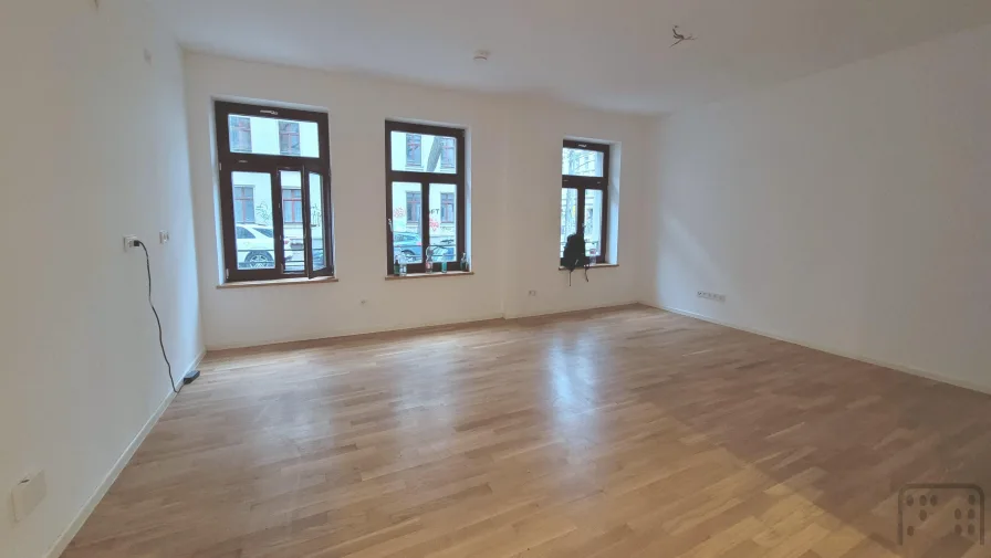 Wohnzimmer mit offener Küche (linke Wand) - Wohnung mieten in Leipzig - SOFORT freie, frisch renovierte Wohnung mit Fußbodenheizung und Balkon