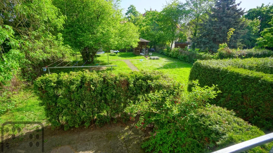 Blick in den Garten Hochparterrewohnung