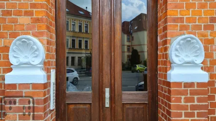 Haustür - Haus kaufen in Leipzig - Voll vermietetes Mehrfamilienhaus mit acht Wohneinheiten in Leipzig Böhlitz-Ehrenberg