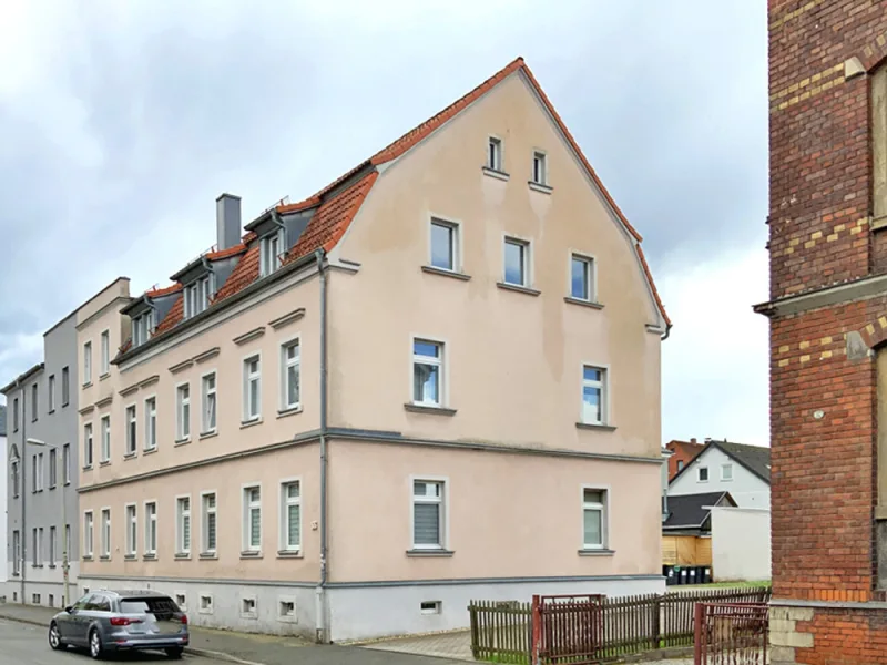 Seitliche Hausansicht - Wohnung kaufen in Zwickau - Renovierte Eigentumswohnung unter dem Dach
