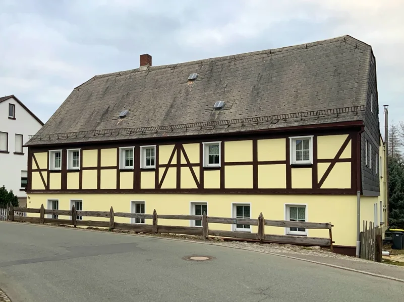 Hausansicht - Haus kaufen in Aue-Bad Schlema - Ein Raumwunder mit stilvollem Fachwerk