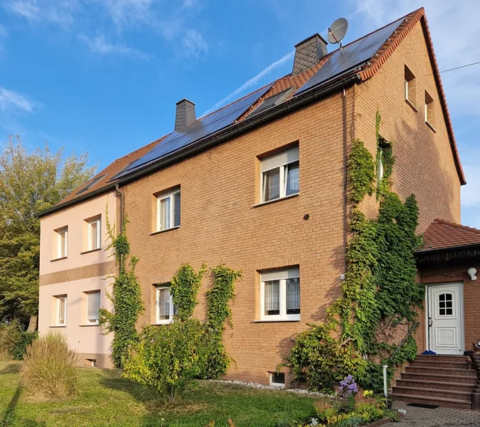 Titelbild Einfahrt_Vorderansicht_geschnitten - Haus kaufen in Schkeuditz - TOP Generationshaus mit großem Grundstück