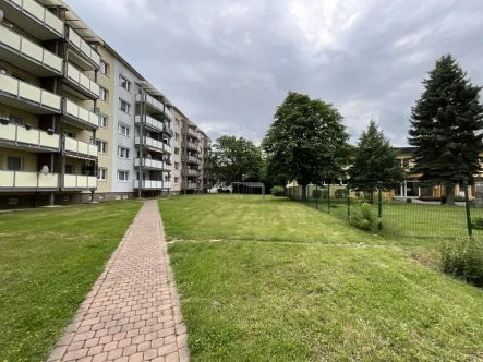 Rückansicht - Wohnung kaufen in Kitzscher - vermietete Kapitalanlage mit Balkon